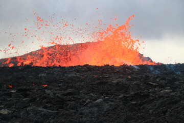 Eruption Fagradalsfjall 2022 Close up, Cratère en éruption et grande quantité de lave
