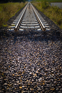 anfang / ende des neuen gleises, schotterbett in vorbereitung f&uuml;r gleisbau / streckenerneuerung