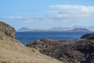 Fototapeta na wymiar Isla de Lobos and dunes of Corralejo seen from Playa Papagayo