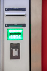 Mann hebt Geld am Bankautomaten ab