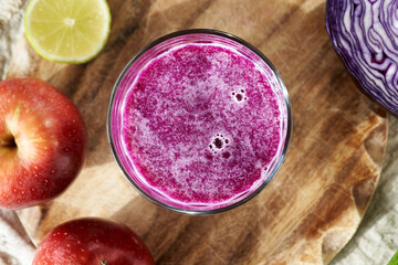 Purple cabbage juice with red cabbage and apples