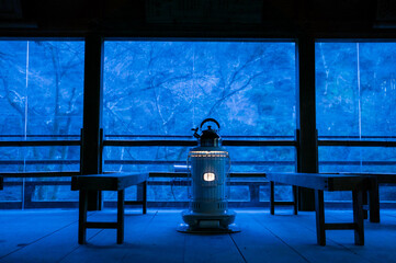 冬の京都の貴船神社にあるストーブとやかん