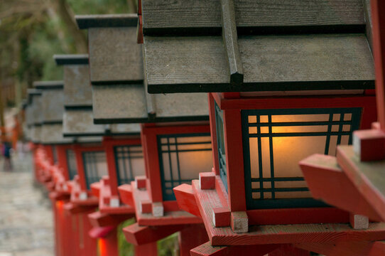 京都 夜の貴船神社の幻想的な灯籠