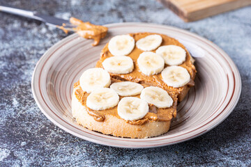 Sandwich with peanut butter and banana. Ideal for breakfast for those who follow a vegetarian or vegan diet. Recommended as a snack after the workout.