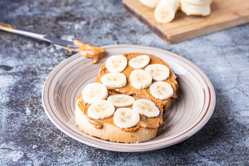 Sandwich with peanut butter and banana. Ideal for breakfast for those who follow a vegetarian or vegan diet. Recommended as a snack after the workout.