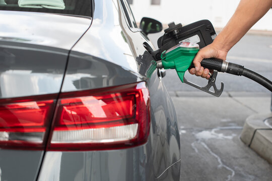 Mann tankt Auto der Tankstelle, Close- up