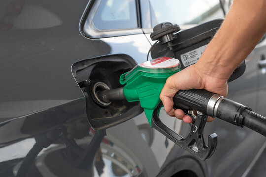 Mann tankt Auto der Tankstelle, Close- up