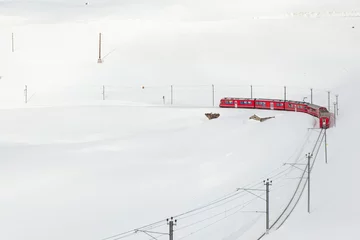 Photo sur Plexiglas Viaduc de Landwasser Red Express in the Winter Season, Poschiavo Switzerland