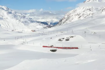Papier Peint photo Viaduc de Landwasser Red Express in the Winter Season, Poschiavo Switzerland