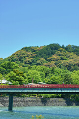 Fototapeta premium 京都 青空に映える美しい宇治川 コピースペースあり（日本京都府宇治市）Kyoto Beautiful Uji River shining against the blue sky with copy space (Uji City, Kyoto Prefecture, Japan)