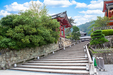 Obraz premium 清水寺の鐘楼へ続く階段