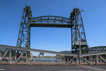Fototapeta na wymiar Brücke am Hafen in Stadt