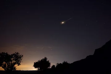Fototapeten Beautiful view of shooting star in night sky © New Africa