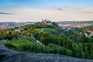 Schöne Abendstimmung in den Weinbergen mit einer Festung in der Ferne