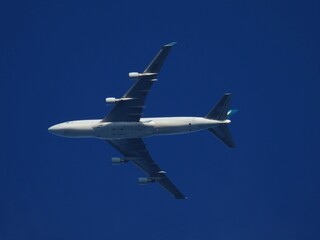 airplane in the sky 空を飛ぶ飛行機
