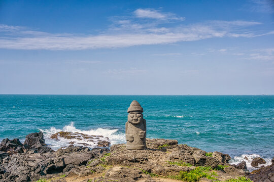제주도 바닷가의 돌하르방. 현무암으로 만든 제주도 전통 조각상.
