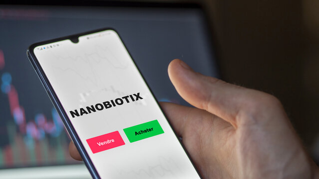 NANOBIOTX sur un &eacute;cran. Graphique, courbes, chandelles de l'action Naobiotix, France, un actionnaire analyse le prix de la valeur.