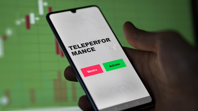 le 26 ao&ucirc;t 2022, France, un actionnaire analyse le prix de la valeur TELEPERFORMANCE sur un &eacute;cran. Graphique, courbes, chandelles de l'action t&eacute;l&eacute; performance.