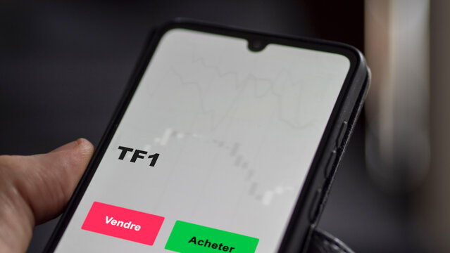 le 26 août 2022, France, un actionnaire analyse le prix de la valeur TF1 sur un écran. Graphique, courbes, chandelles de l'action tf1