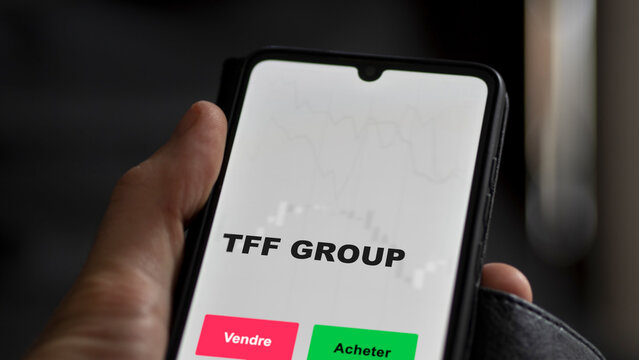 le 26 ao&ucirc;t 2022, France, un actionnaire analyse le prix de la valeur TFF sur un &eacute;cran. Graphique, courbes, chandelles de l'action tff group