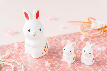 卯年の年賀状｜ピンクの背景にうさぎの親子