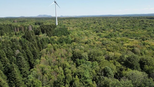 Eolienne du parc &eacute;olien sur la localit&eacute; de Chamole dans le jura
