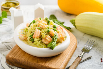 zucchini spaghetti with shrimp and pesto