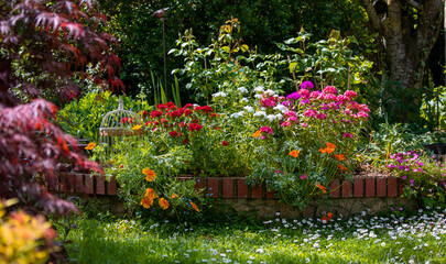 Jardin fleuri et bordure de pierre au printemps.