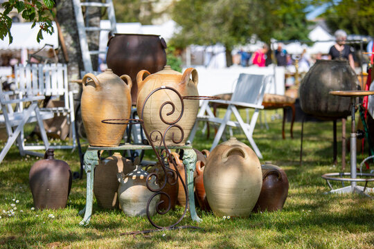 Brocante et vide grenier, objet vintage en ext&eacute;rieur.