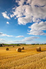 Paysage de campagne en été, meule de paille au milieu des champs en France.