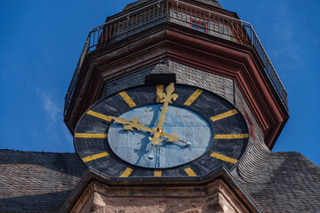 Turm mit Uhr Landgrafenschloss hoch über Marburg