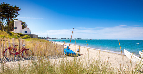 Plage et dune en été sur l'île de Noirmoutier en France.