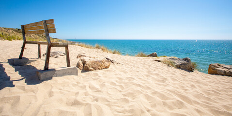 Bord de mer en France, banc isolé sur les plages de Bretagne.