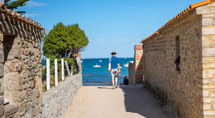 Vacancier allant à la plage sur l'île de Noirmoutier en France.