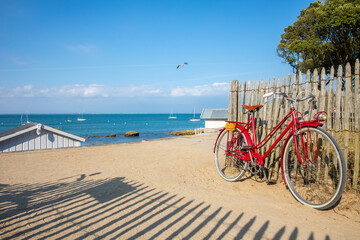 Fototapeta premium Balade à vélo sur le littoral de Vendée, île de Noirmoutier en France.