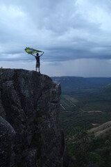 Homem com bandeira do brasil no alto do morro do segredo, lajeado, tocantins 