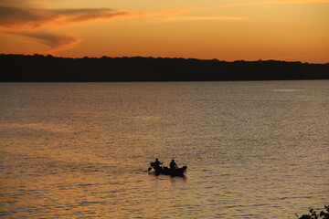 Barco no  rio Tapaj&oacute;s no entardecer, em Belterra, Par&aacute;