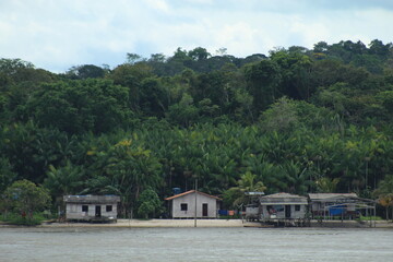 Casas ribeirinhas na margem do rio amazonas 