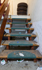 Very dirty staircase steps. Much garbage in the cellar. Messy, sweeping (Kehrwoche). Front view.