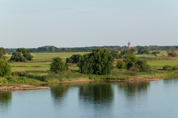 Fototapeta na wymiar Die Elbe bei Tangermünde in Sachsen-Anhalt. Im Hintergrund Kloster Jerichow