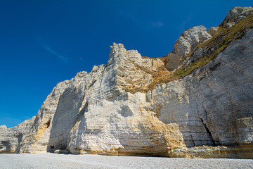 Falesia della vista dalla spiaggia sottostante (Etretat, Normandia, Francia)