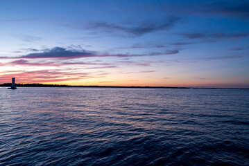 Obraz premium Sunset on Lake Erie overlooking the Sandusky Bay 
