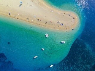 Mooie luchtfoto van het Zlatni Rat Golden Horn-strand in Kroatië. Perfect voor een achtergrond.