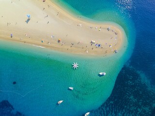 Mooie luchtfoto van het Zlatni Rat Golden Horn-strand in Kroatië. Perfect voor een achtergrond.