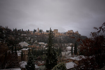 Granada con nieve, la Alhambra al fondo
