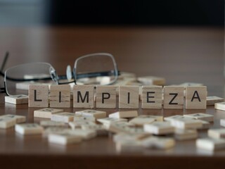 limpieza palabra o concepto representado por baldosas de letras de madera sobre una mesa de madera...
