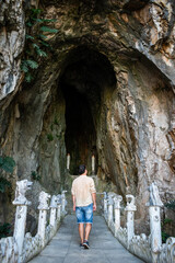 Hombre explorador entrando a las Marble Mountains, en la ciudad de Da Nang