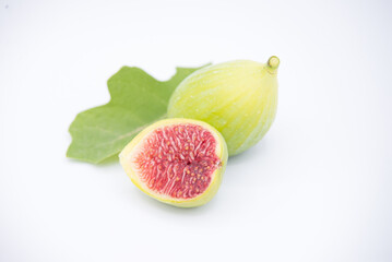 Figue mure coupée isolée sur fond blanc avec sa feuille 3