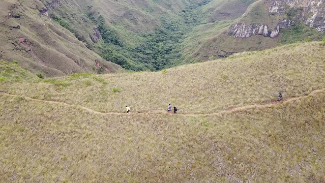 Group of young people hiking in the mountains near Samaipata Bolivia - CODO DE LOS ANDES - SANTA CRUZ BOLIVIA