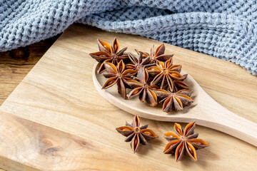 Badiane ou anis étoilé dans une cuillère en bois
